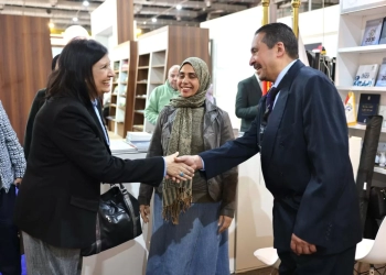 عضوات وأعضاء قومى المرأة يتفقدون جناح المجلس بمعرض الكتاب 21 - جريدة المساء