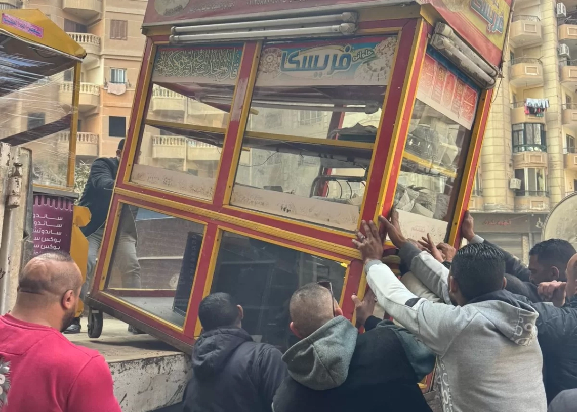 محافظة الجيزة ترفع ٦٠٠ حالة إشغال للمحال والباعة الجائلين بعدة مناطق بالهرم (صور) 18 - جريدة المساء
