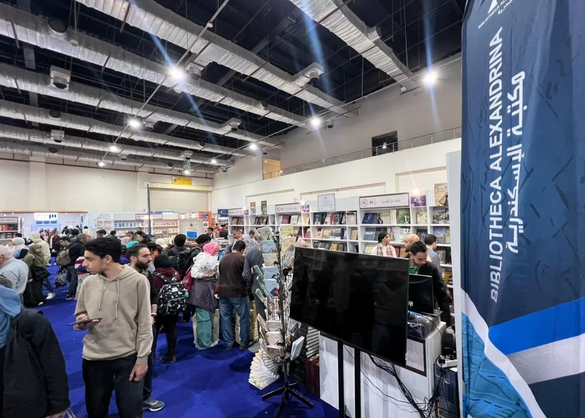إقبال كبير على إصدارات مكتبة الإسكندرية فى معرض القاهرة الدولي للكتاب 19 - جريدة المساء