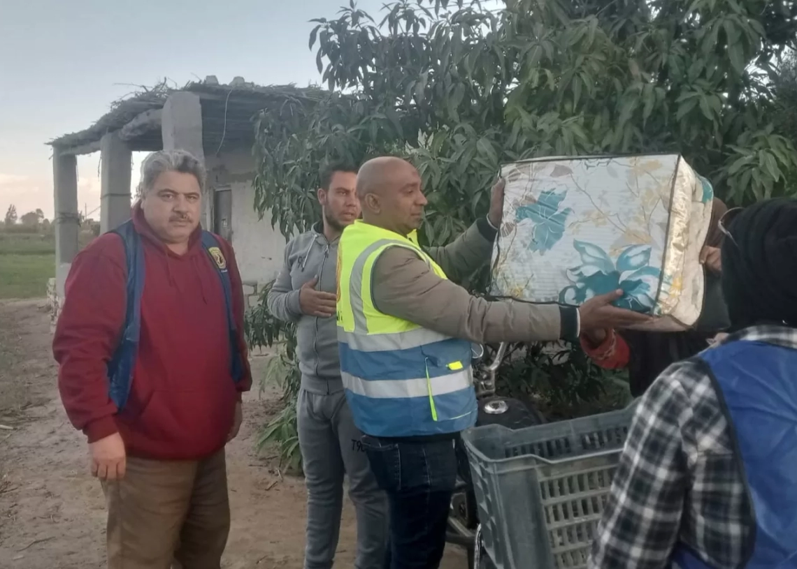 حماة الوطن يوزع البطاطين ضمن مبادرة "شتاء دافئ" بالقنطرة غرب 18 - جريدة المساء