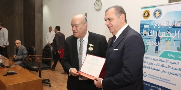 مصلحة الجمارك تمنح رئيس مجلس إدارة شركة ميناء القاهرة الجوي شهادة الجدارة تقديراً لدعمه المجتمع الجمركي الدولي 1 - جريدة المساء