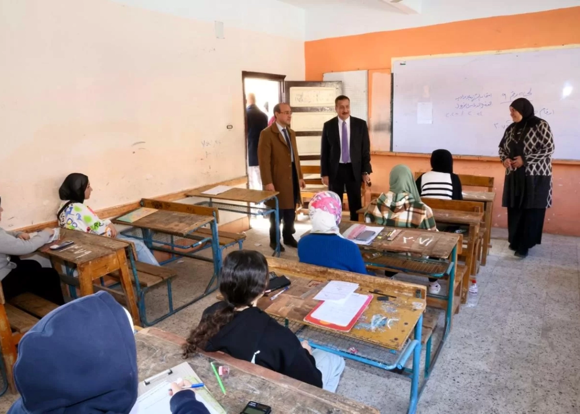 في آخر امتحانات إعدادية المنوفية.. تداول أسئلة الهندسة و الدين على " الفيس بوك" .. وضبط 5 طلاب أثناء محاولة الغش بالموبايل.. و أخرى غادرت اللجنة بكراسة إجابة الدين 15 - جريدة المساء