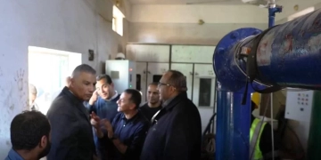 تأكيداً لإنهاء مشكلة عدم إنتظام مياه الشرب بحى المحمودية .. محافظ أسوان يتفقد أعمال تركيب المواتير والطلمبات الجديدة برافع المحمودية 1 - جريدة المساء