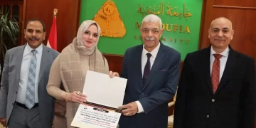 رئيس جامعة المنوفية يكرّم الكليات الأولى في استقبال الطلاب بالعام الدراسي 1 - جريدة المساء