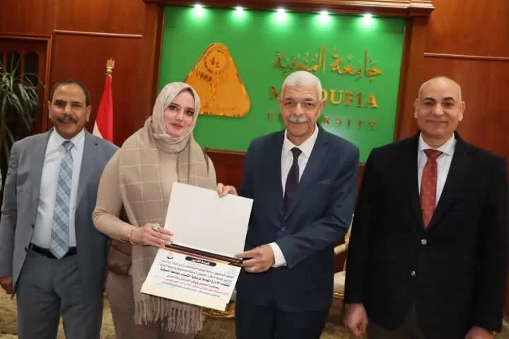 رئيس جامعة المنوفية يكرّم الكليات الأولى في استقبال الطلاب بالعام الدراسي 19 - جريدة المساء
