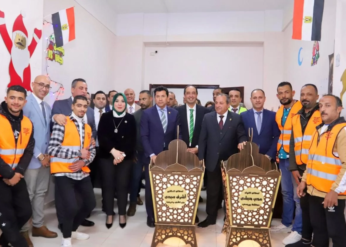 المتعافون من الإدمان يهدون فانوس رمضان لوزير الشباب ومحافظ بورسعيد 19 - جريدة المساء