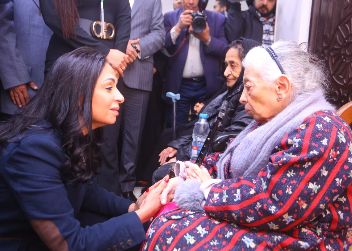 مصر تبرز التجربة الوطنية في رعاية كبار السن وتعزيز حقوقهم 17 - جريدة المساء وزيرة التضامن مع كبار السن فى دار الرعاية