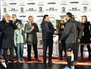 بحضور وزير الشباب والرياضة ورئيس هيئة قناة السويس ومحافظ الإسماعيلية ..محافظ الشرقية يشهد المباراة النهائية لبطولة أفريقيا للأندية الأبطال ويهنيء فريق نادي الشرقية لتتويجه بلقب البطولة للمرة الـ 28 في تاريخه 31 - جريدة المساء