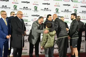 بحضور وزير الشباب والرياضة ورئيس هيئة قناة السويس ومحافظ الإسماعيلية ..محافظ الشرقية يشهد المباراة النهائية لبطولة أفريقيا للأندية الأبطال ويهنيء فريق نادي الشرقية لتتويجه بلقب البطولة للمرة الـ 28 في تاريخه 27 - جريدة المساء