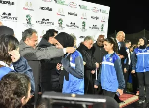 بحضور وزير الشباب والرياضة ورئيس هيئة قناة السويس ومحافظ الإسماعيلية ..محافظ الشرقية يشهد المباراة النهائية لبطولة أفريقيا للأندية الأبطال ويهنيء فريق نادي الشرقية لتتويجه بلقب البطولة للمرة الـ 28 في تاريخه 21 - جريدة المساء