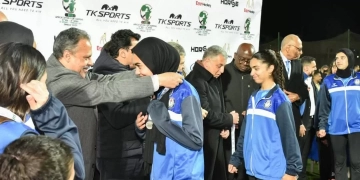 بحضور وزير الشباب والرياضة ورئيس هيئة قناة السويس ومحافظ الإسماعيلية ..محافظ الشرقية يشهد المباراة النهائية لبطولة أفريقيا للأندية الأبطال ويهنيء فريق نادي الشرقية لتتويجه بلقب البطولة للمرة الـ 28 في تاريخه 1 - جريدة المساء