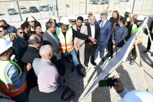 محافظ قنا يضع حجر أساس محطة معالجة صرف صحي بقريتي الأشراف وكرم عمران بإستثمارات 506 ملايين جنيه 27 - جريدة المساء