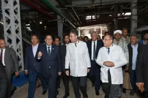 وزير التموين يتفقد مصنعي السكر والورق في قوص لمتابعة سير الإنتاج والتوريد 43 - جريدة المساء