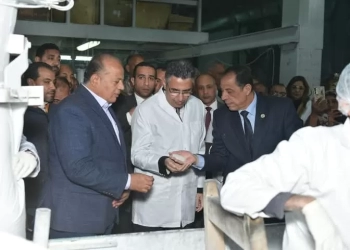 وزير التموين يتفقد مصنعي السكر والورق في قوص لمتابعة سير الإنتاج والتوريد 18 - جريدة المساء