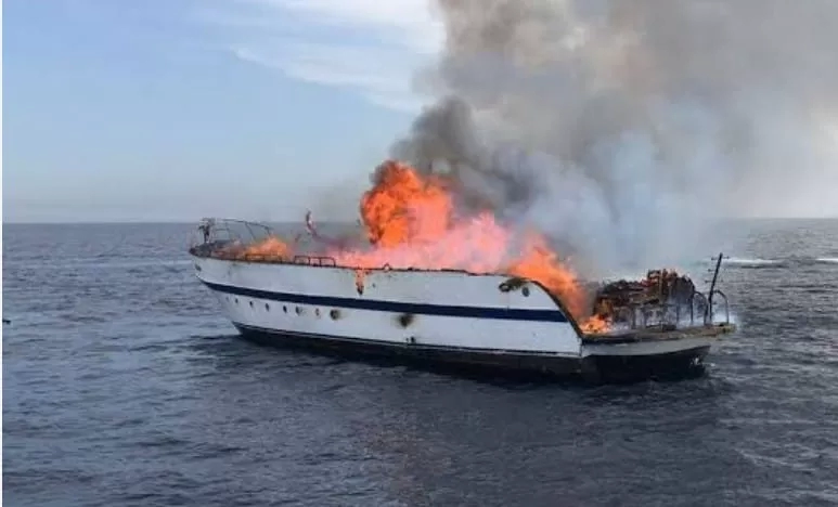 اندلاع حريق في لنش سياحي بخليج مكادي بالغردقة 19 - جريدة المساء