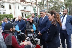محافظ الجيزة يسلم ٥٣ كرسي كهربائي وموتوسيكل مجهز طبياً لذوى الهمم.. بالتعاون مع مؤسسة مصطفى وعلى أمين الخيرية 27 - جريدة المساء