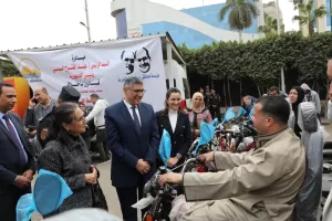محافظ الجيزة يسلم ٥٣ كرسي كهربائي وموتوسيكل مجهز طبياً لذوى الهمم.. بالتعاون مع مؤسسة مصطفى وعلى أمين الخيرية 25 - جريدة المساء