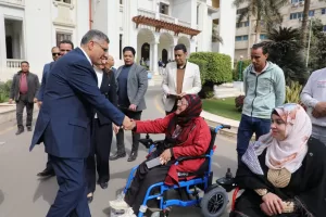 محافظ الجيزة يسلم ٥٣ كرسي كهربائي وموتوسيكل مجهز طبياً لذوى الهمم.. بالتعاون مع مؤسسة مصطفى وعلى أمين الخيرية 31 - جريدة المساء