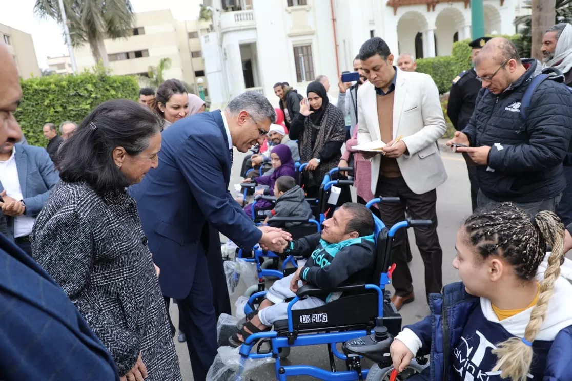 محافظ الجيزة يسلم ٥٣ كرسي كهربائي وموتوسيكل مجهز طبياً لذوى الهمم.. بالتعاون مع مؤسسة مصطفى وعلى أمين الخيرية 17 - جريدة المساء