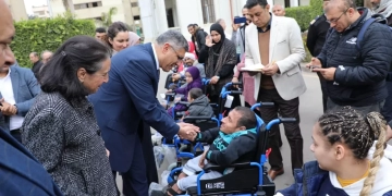 محافظ الجيزة يسلم ٥٣ كرسي كهربائي وموتوسيكل مجهز طبياً لذوى الهمم.. بالتعاون مع مؤسسة مصطفى وعلى أمين الخيرية 1 - جريدة المساء