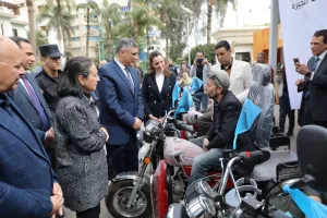 محافظ الجيزة يسلم ٥٣ كرسي كهربائي وموتوسيكل مجهز طبياً لذوى الهمم.. بالتعاون مع مؤسسة مصطفى وعلى أمين الخيرية 23 - جريدة المساء