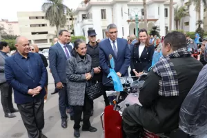 محافظ الجيزة يسلم ٥٣ كرسي كهربائي وموتوسيكل مجهز طبياً لذوى الهمم.. بالتعاون مع مؤسسة مصطفى وعلى أمين الخيرية 21 - جريدة المساء