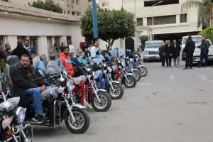 محافظ الجيزة يسلم ٥٣ كرسي كهربائي وموتوسيكل مجهز طبياً لذوى الهمم.. بالتعاون مع مؤسسة مصطفى وعلى أمين الخيرية 19 - جريدة المساء