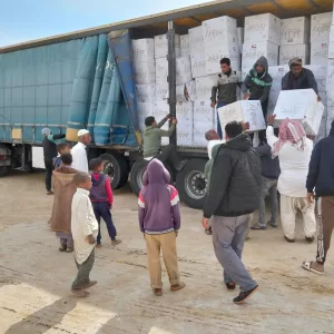 إهداء من دولة الإمارات العربية الشقيقة ٤٧٠٠ كرتونة مواد غذائية وبطانية لأهالي جارة أم الصغير 31 - جريدة المساء