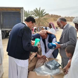 إهداء من دولة الإمارات العربية الشقيقة ٤٧٠٠ كرتونة مواد غذائية وبطانية لأهالي جارة أم الصغير 21 - جريدة المساء