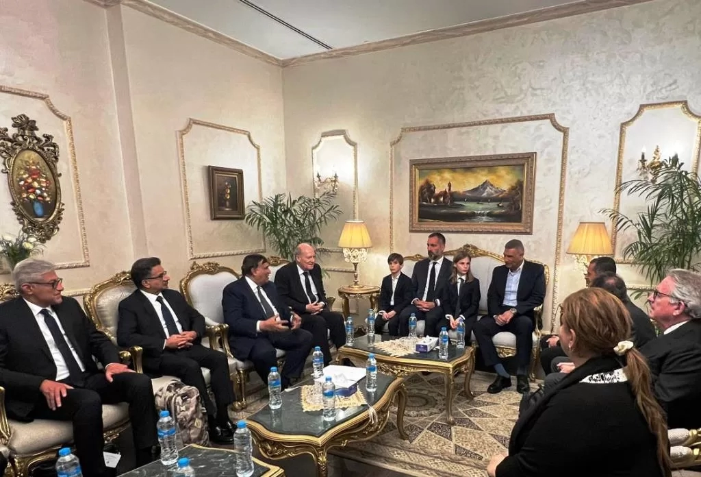 د.إسماعيل كمال يستقبل أسرة الأغاخان الرابع كريم الحسينى بمطار أسوان الدولى.. تمهيدا لمراسم الجنازة الرسمية 19 - جريدة المساء