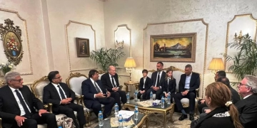 د.إسماعيل كمال يستقبل أسرة الأغاخان الرابع كريم الحسينى بمطار أسوان الدولى.. تمهيدا لمراسم الجنازة الرسمية 1 - جريدة المساء