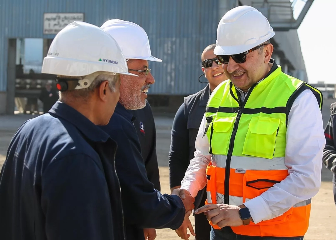 خلال جولته بمصانع مجمع الألومنيوم بنجع حمادي.. المهندس محمد شيمي يتابع سير العمل ومعدلات الإنتاج وموقف المشروعات الاستثمارية الجديدة  19 - جريدة المساء