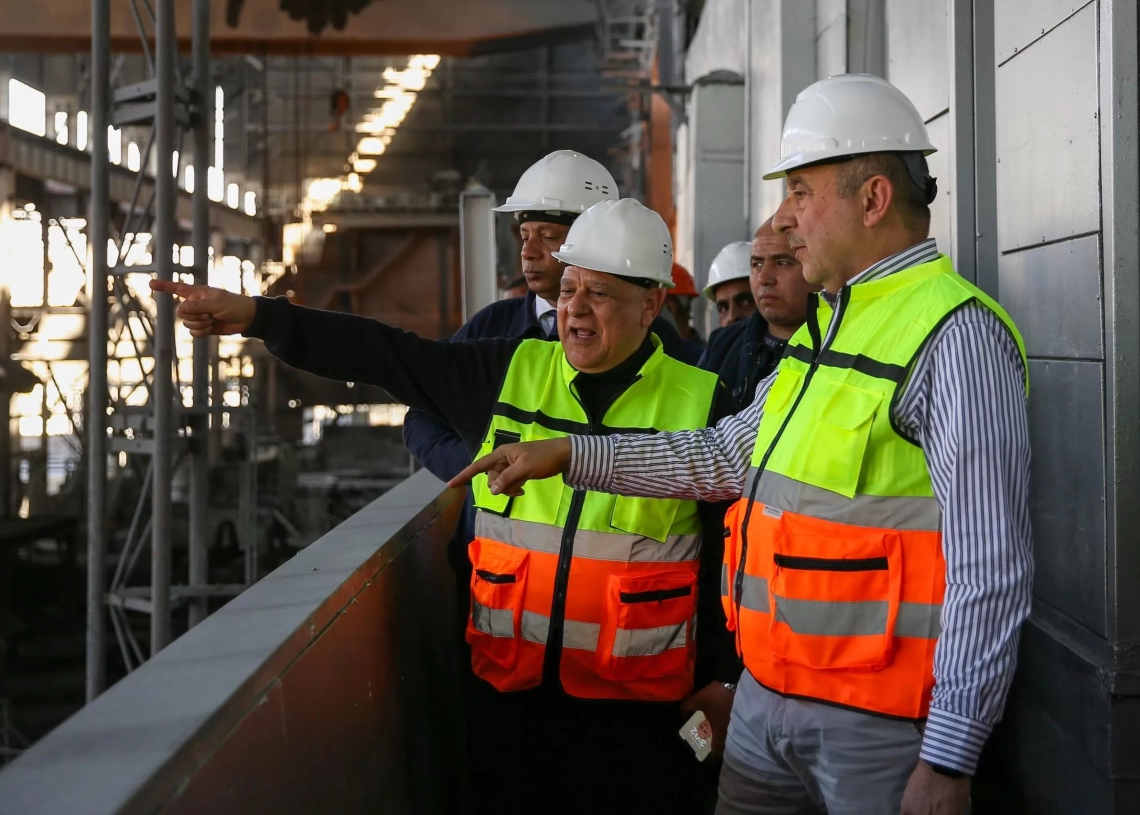 وزير قطاع الأعمال العام يختتم جولته في جنوب الصعيد بزيارة ميدانية للشركة المصرية للسبائك الحديدية 19 - جريدة المساء