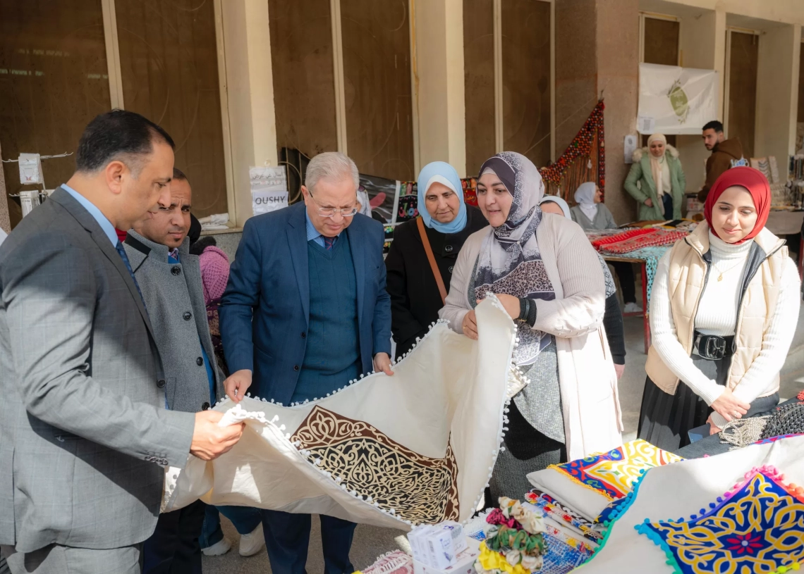 وحدة التضامن تفتتح معرض الأسر المنتجة بجامعة حلوان 19 - جريدة المساء