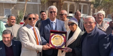 نقيب أطباء قنا يكرم شيخ الإذاعيين فهمي عمر 1 - جريدة المساء