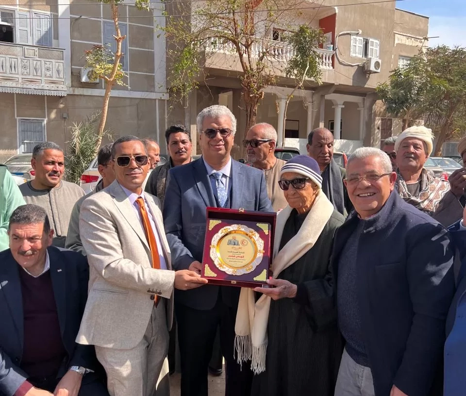 نقيب أطباء قنا يكرم شيخ الإذاعيين فهمي عمر 18 - جريدة المساء