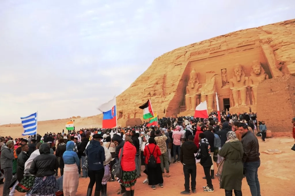 بحضور أكثر من 4 آلاف سائح وزائر .. محافظ أسوان يشهد إحتفالية تعامد الشمس على وجه رمسيس الثانى بمدينة أبوسمبل 19 - جريدة المساء