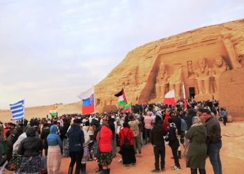 بحضور أكثر من 4 آلاف سائح وزائر .. محافظ أسوان يشهد إحتفالية تعامد الشمس على وجه رمسيس الثانى بمدينة أبوسمبل 17 - جريدة المساء
