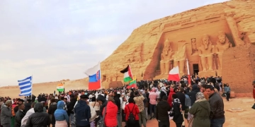 بحضور أكثر من 4 آلاف سائح وزائر .. محافظ أسوان يشهد إحتفالية تعامد الشمس على وجه رمسيس الثانى بمدينة أبوسمبل 1 - جريدة المساء