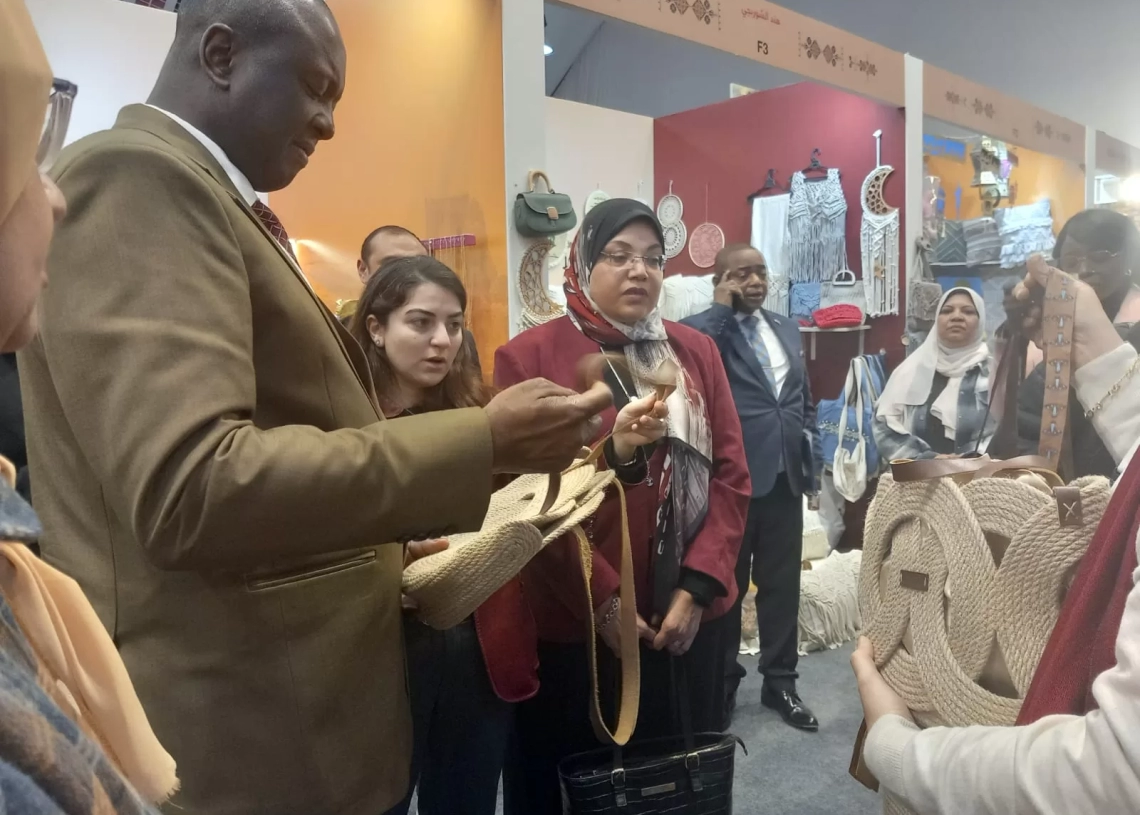 خلال جولته بـ "ديارنا".. سفير الكونغو الديمقراطية يشيد بالتراث المصرى والمشغولات اليدوية 17 - جريدة المساء