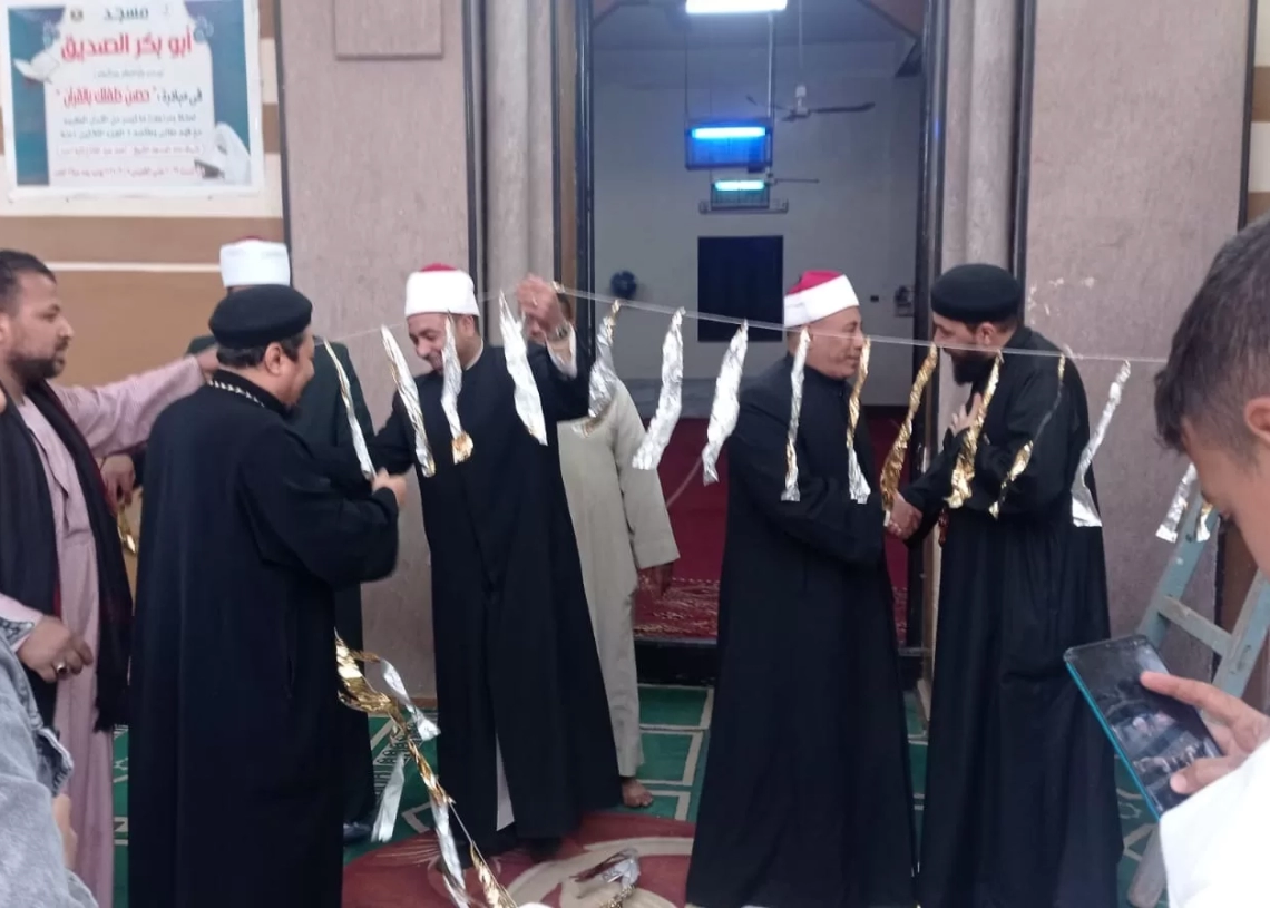 "الهلال والصليب يضيئان رمضان".. قساوسة وشيوخ يعلقون زينة رمضان بمسجد أبوبكر الصديق في قوص 18 - جريدة المساء