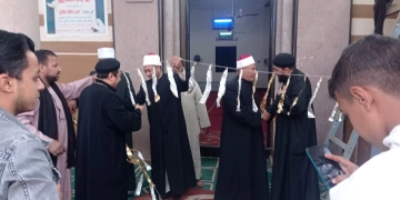 "الهلال والصليب يضيئان رمضان".. قساوسة وشيوخ يعلقون زينة رمضان بمسجد أبوبكر الصديق في قوص 1 - جريدة المساء