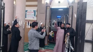 "الهلال والصليب يضيئان رمضان".. قساوسة وشيوخ يعلقون زينة رمضان بمسجد أبوبكر الصديق في قوص 28 - جريدة المساء