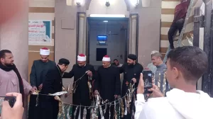 "الهلال والصليب يضيئان رمضان".. قساوسة وشيوخ يعلقون زينة رمضان بمسجد أبوبكر الصديق في قوص 32 - جريدة المساء
