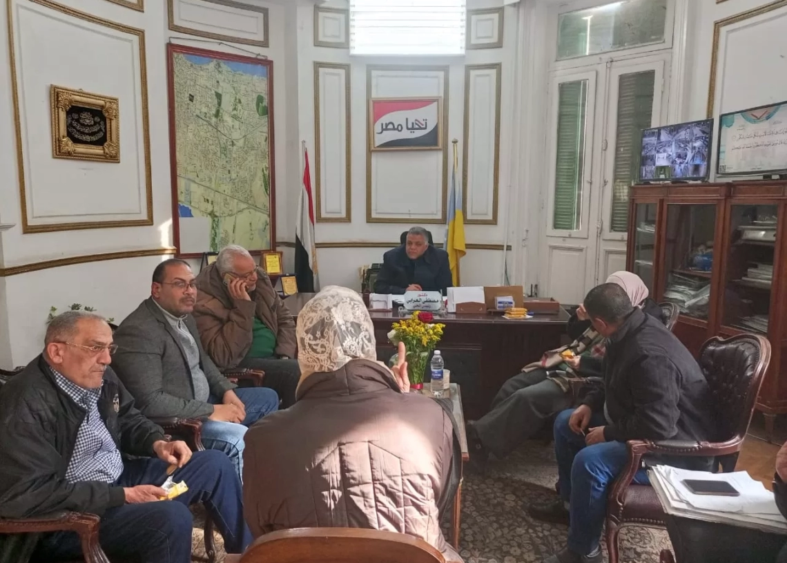 خلال لقائه الأسبوعي: رئيس حي وسط الإسكندرية يعالج 16 مشكلة للمواطنين 27 - جريدة المساء