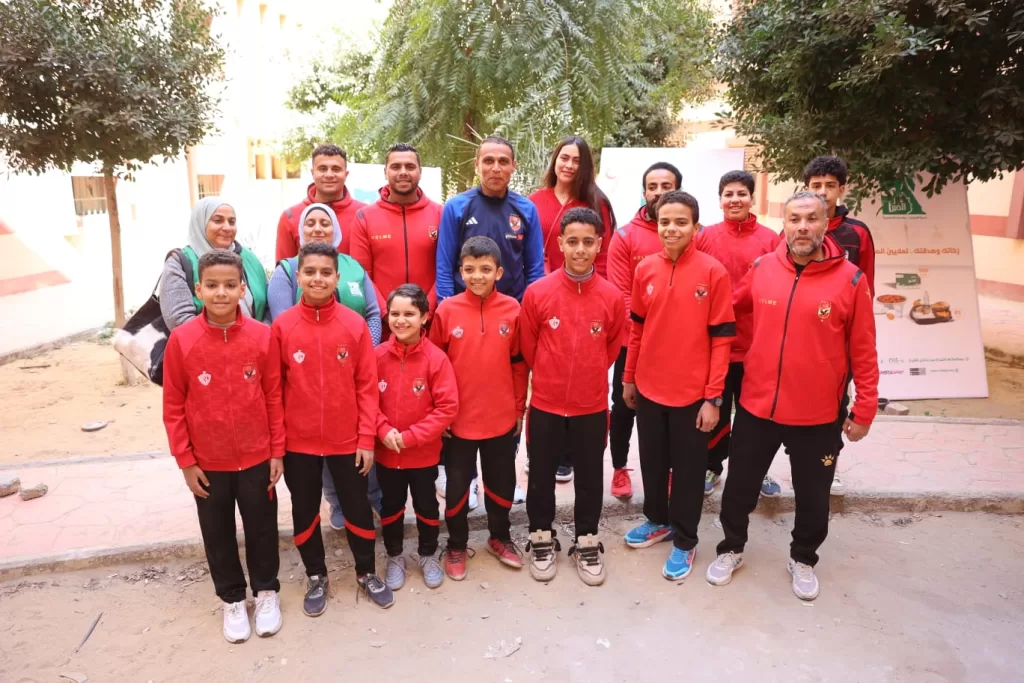 أكاديمية النادي الأهلي لكرة القدم تشارك في تعبئة كراتين رمضان بمصر الخير 23 - جريدة المساء