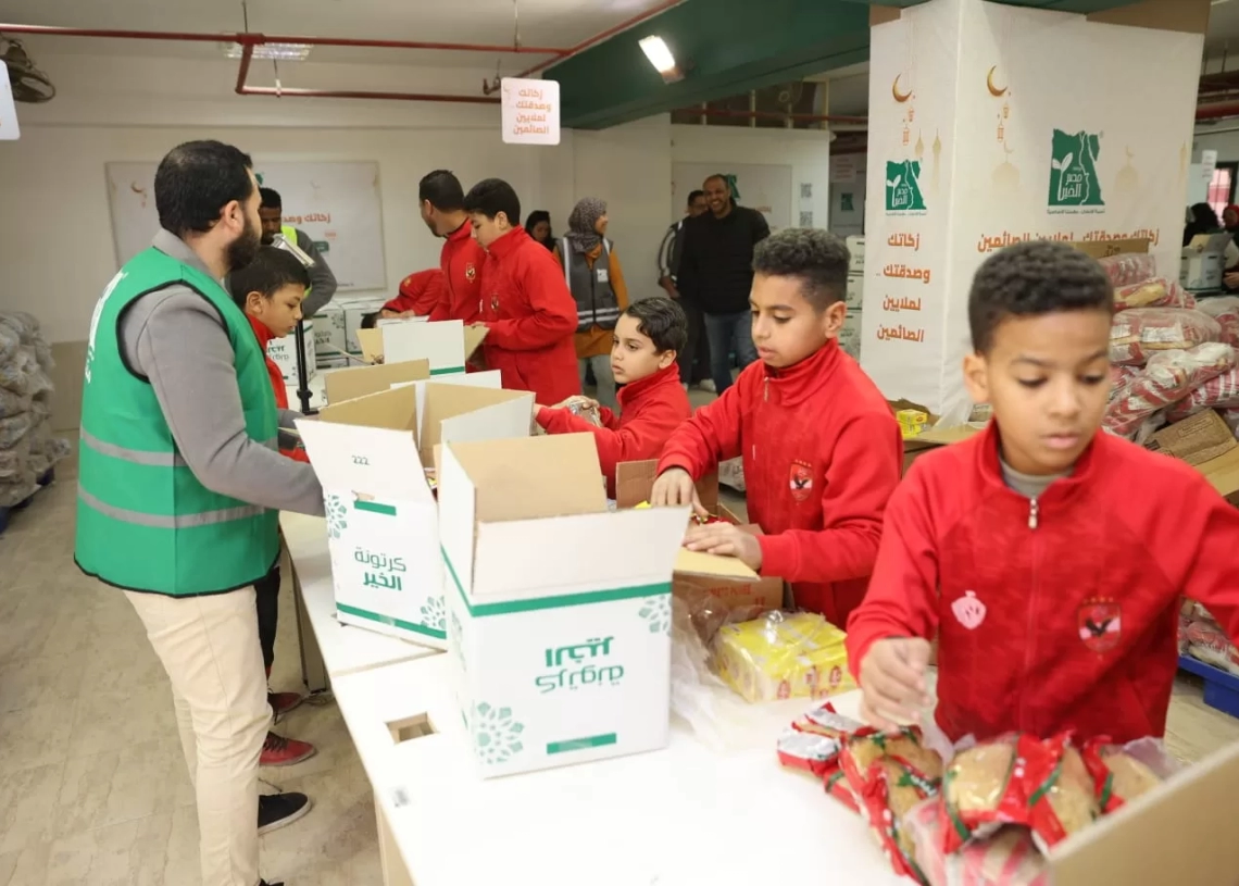 أكاديمية النادي الأهلي لكرة القدم تشارك في تعبئة كراتين رمضان بمصر الخير 19 - جريدة المساء