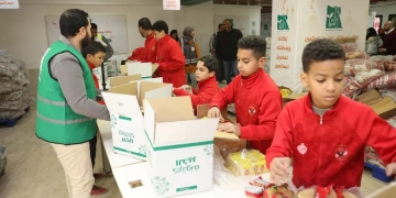 أكاديمية النادي الأهلي لكرة القدم تشارك في تعبئة كراتين رمضان بمصر الخير 1 - جريدة المساء