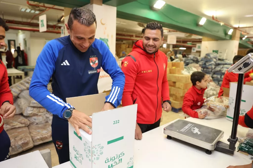 أكاديمية النادي الأهلي لكرة القدم تشارك في تعبئة كراتين رمضان بمصر الخير 21 - جريدة المساء