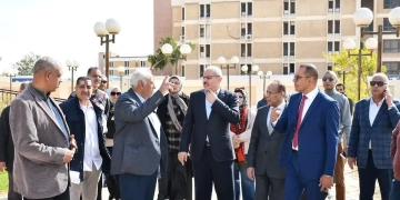 رئيس جامعة القناة يتفقد موقع إنشاء مبنى المدرجات الجديد بكلية الطب 1 - جريدة المساء